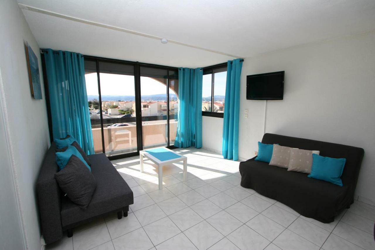 Front De Apartment